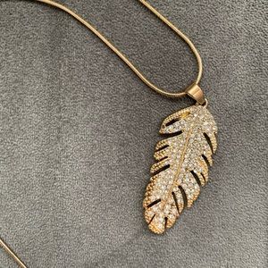 New Crystal feather shape necklace